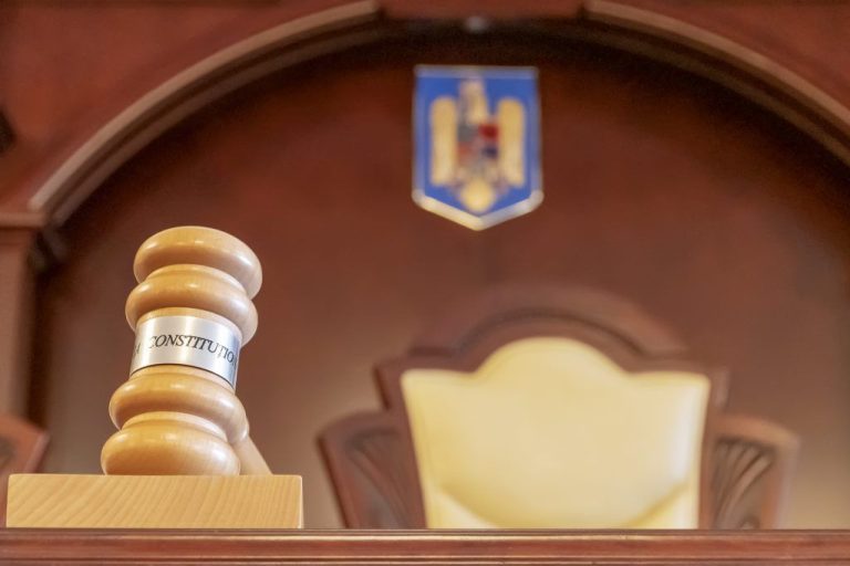 Suspendarea dosarelor de pensii ca urmare a sesizării Curții Constituționale – un demers juridic necesar în aplicarea Legii nr. 360/2023